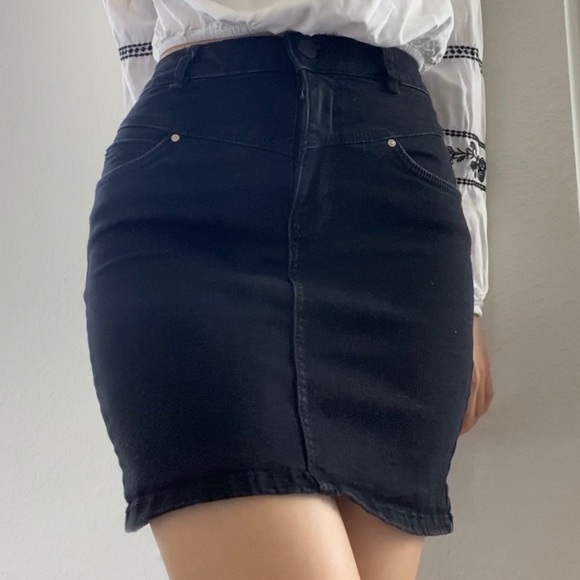 Black mini skirt - Picture 1 of 3